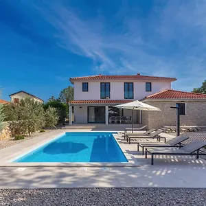 villa-zora-rasopasno.primorje-gorskikotar.com/